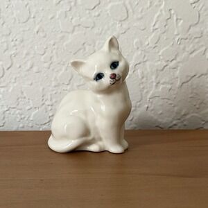 Vtg Royal Doulton England White Cat Figurine Porcelain Blue Eyes Sitting Gift